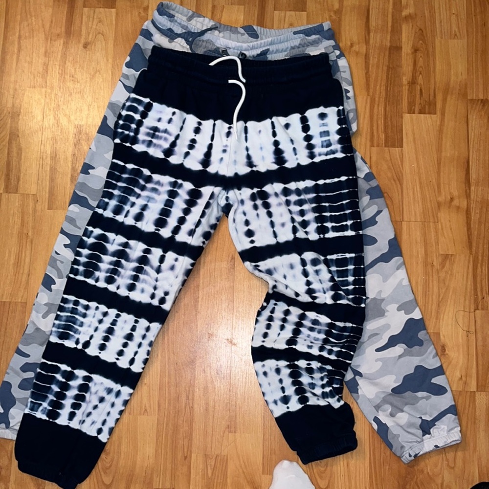 2 pair of Old Navy loose fit joggers in size Small! Camo and Navy blue Tye Die